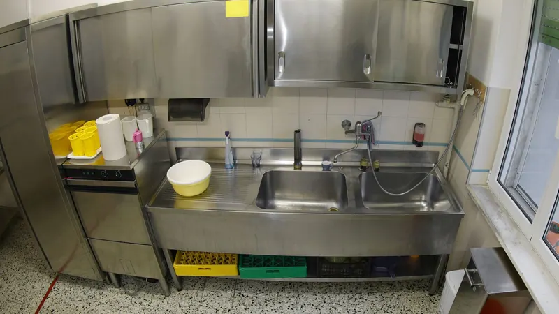 Commercial restaurant kitchen sinks serviced by Fullerton commercial plumbers